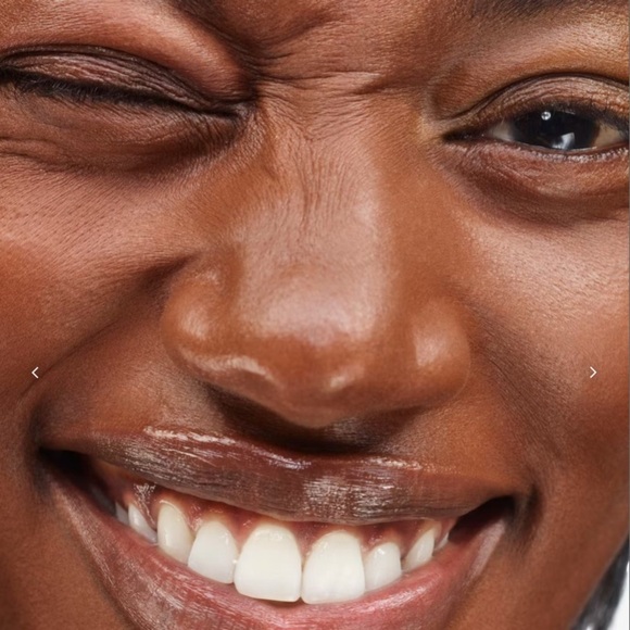 Glossier Deep 5 Stretch Fluid Foundation - Picture 3 of 4